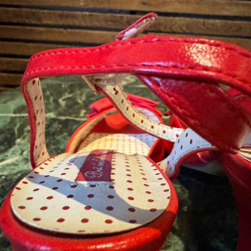 Darling pair of retro heels with bow and ankle strap - Picture 8 of 10